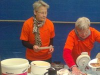 Rosenvængets frivillige bager vafler til byfesten